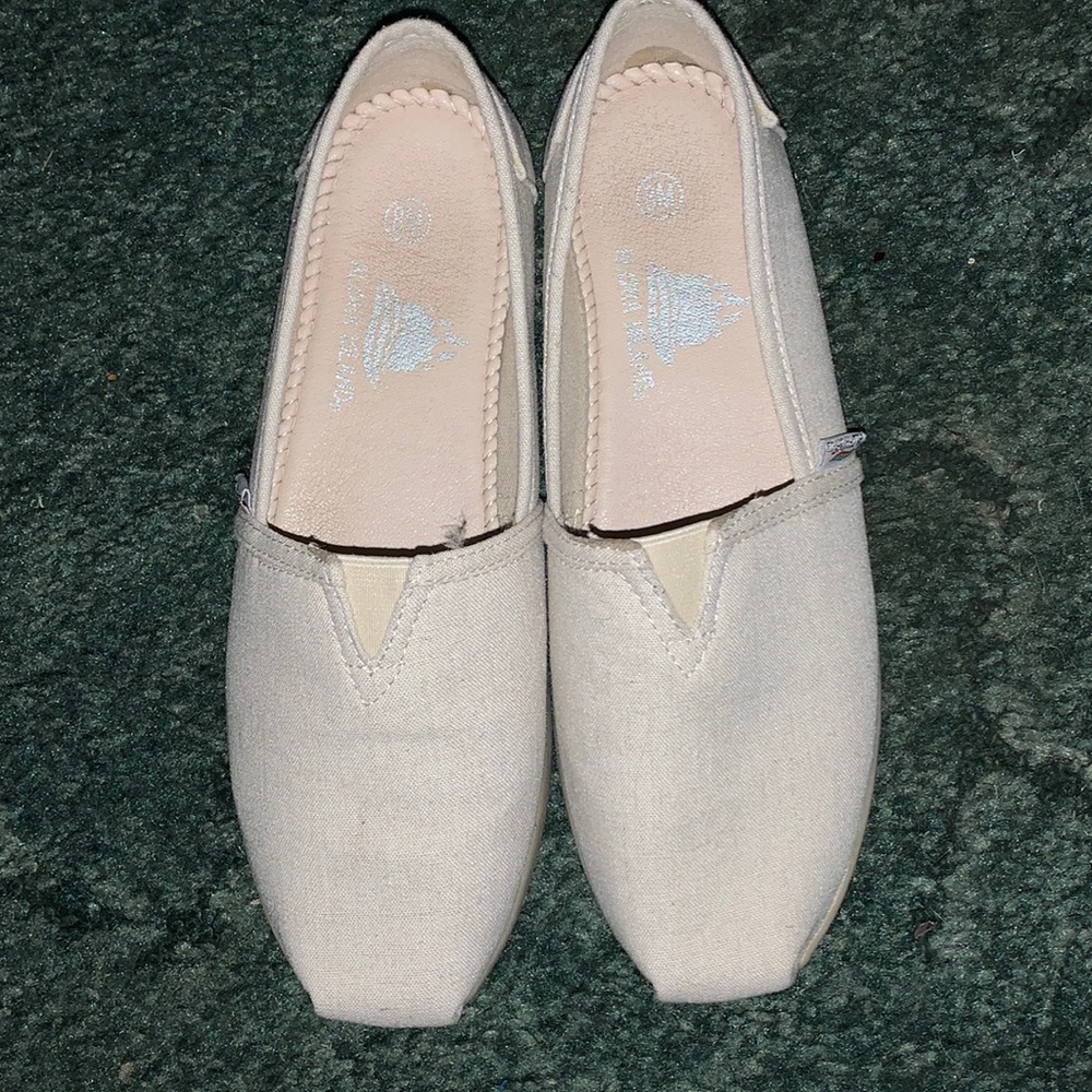Canvas shoes size 8